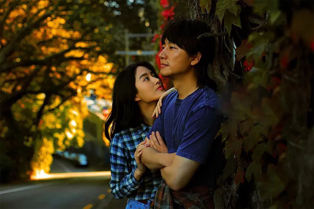 電影《只有蕓知道》劇照,黃軒飾演隋東風(張述),楊采鈺飾演羅蕓(羅洋)