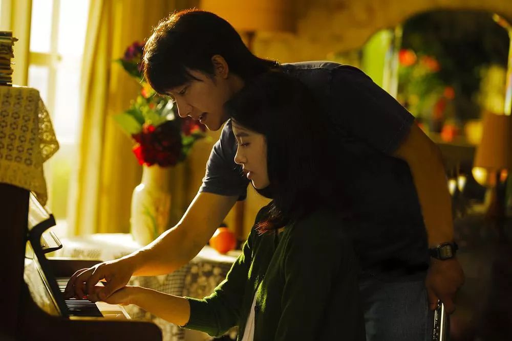 電影《只有蕓知道》劇照,黃軒飾演隋東風(張述),楊采鈺飾演羅蕓(羅洋)
