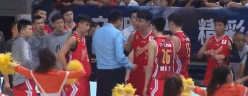  许钟豪也曾与王治郅发生冲突。