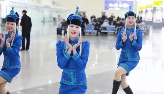 昨天,呼和浩特进京高铁满图试运行,草原小姐姐惊艳亮相