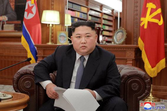 今年1月1日,朝鲜最高领导人金正恩身着西装在劳动党中央委员会大楼办公室发表新年致辞。