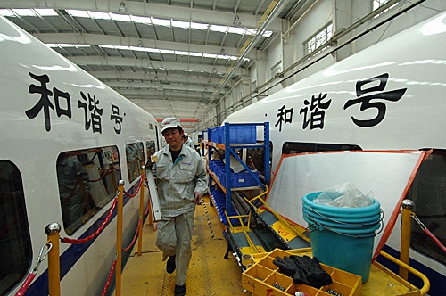 2007年4月12日,在南车四方机车车辆股份有限公司,工人在为“和谐号”CRH动车组进行车体安装。(新华社)