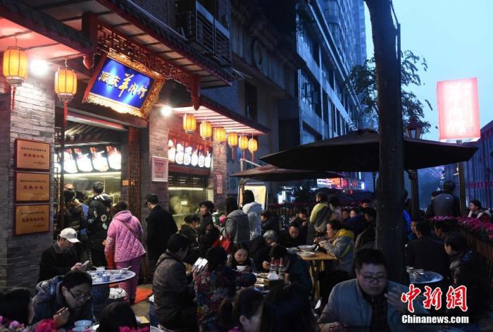 资料图:12月21日是中国传统节气——冬至。当日,记者走访重庆多家羊肉馆看到,店内生意火爆,有的店家甚至把场地从室内扩大到室外,搭建起临时营业点,场面如“坝坝宴”。 周毅 摄