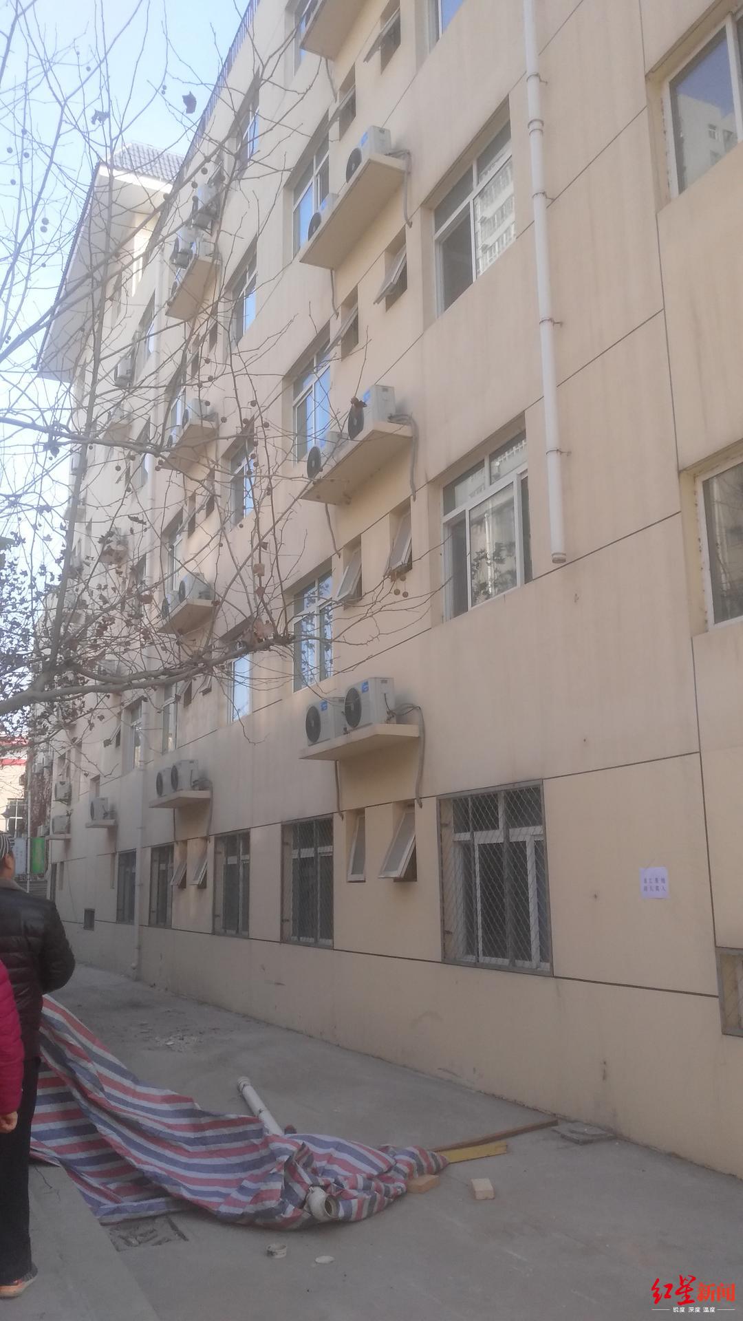 家長事后拍攝的孩子墜亡地點 受訪者供圖