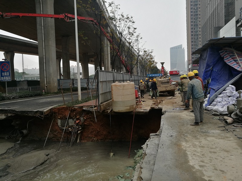 长沙一处路面发生塌陷 塌陷区域长12米宽8米(图