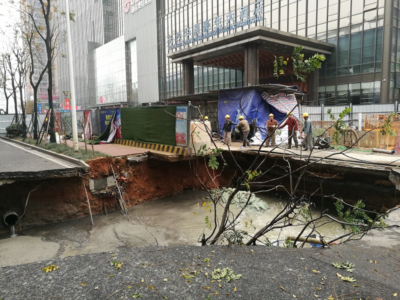 长沙一处路面发生塌陷 塌陷区域长12米宽8米(图