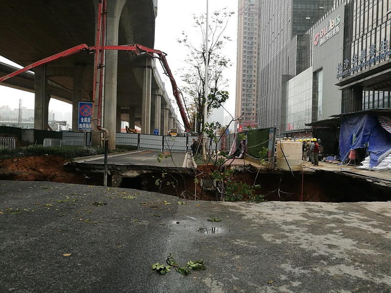 长沙一处路面发生塌陷 塌陷区域长12米宽8米(图