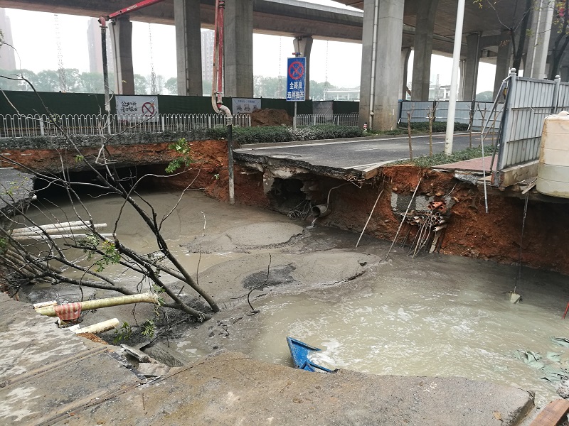 长沙一处路面发生塌陷 塌陷区域长12米宽8米(图