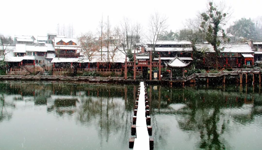 抖音火爆的网红雪景，德阳出发2.5h，居然藏着亚洲第二大的桌山，徒步耍雪泡温泉！