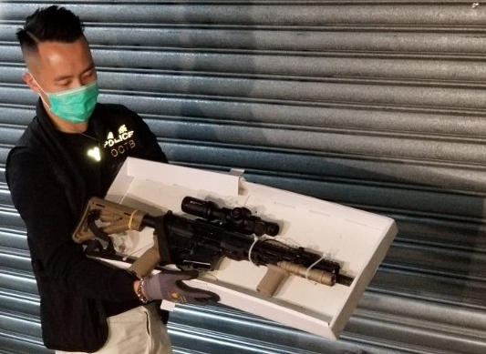  警方展示检获的长距离步枪 图源：“东网”