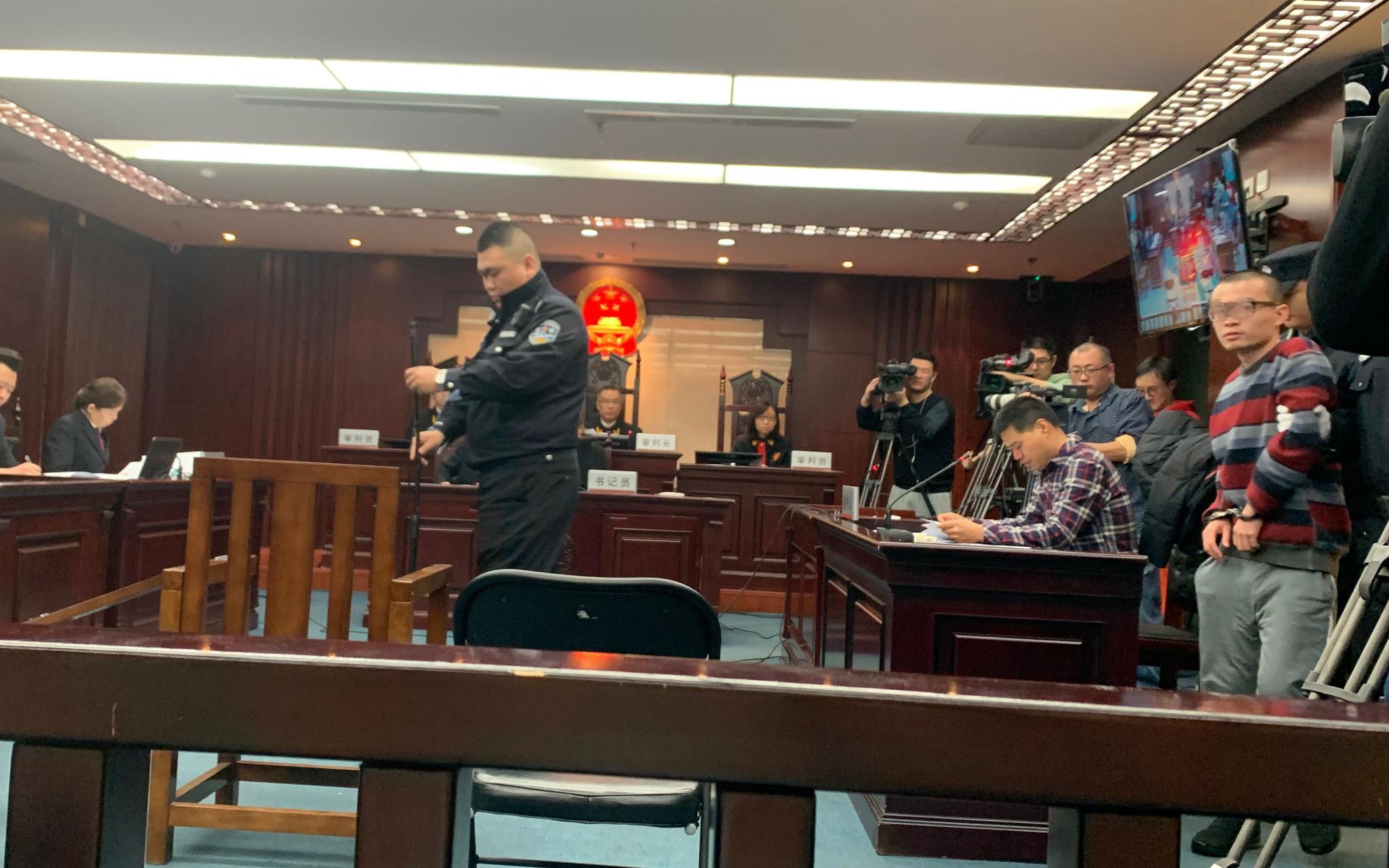  被告人被带上法庭。新京报记者 刘洋 摄