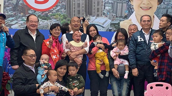  宝宝因怕生吓得哇哇大哭，让韩国瑜大方自嘲“他们可能不喜欢秃头啦！”（图片来源：台湾“中时电子报”）