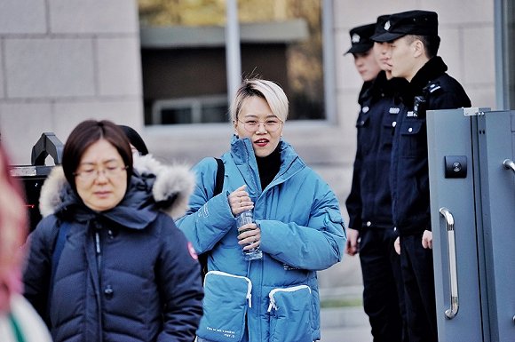  徐枣枣开完庭后从法院走出。 摄影：蔡星卓