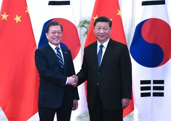▲12月23日,国家主席习近平在北京人民大会堂会见韩国总统文在寅。(新华社记者 饶爱民 摄)