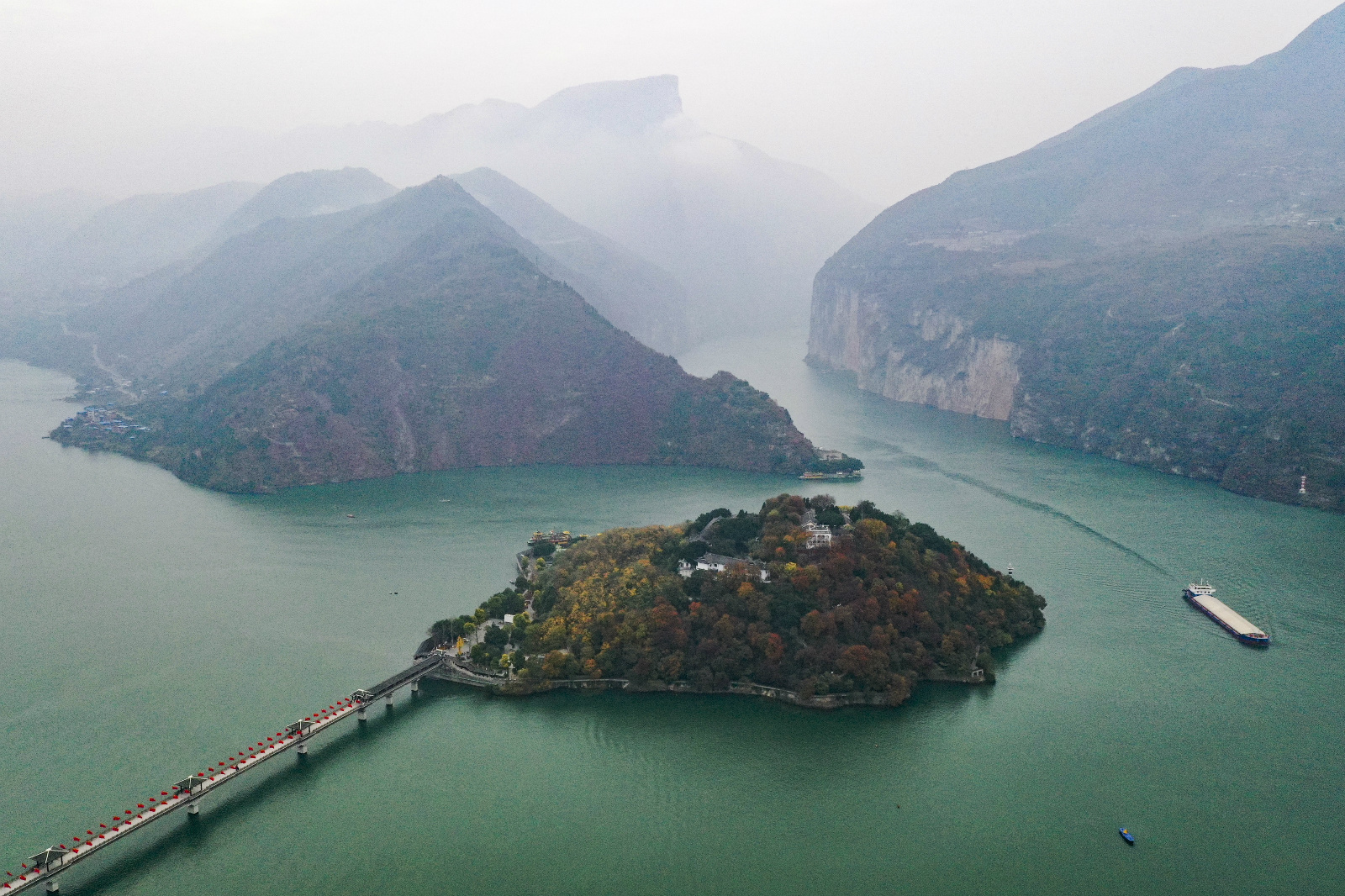 长江保护法草案：对违法采砂等行为专门设立处