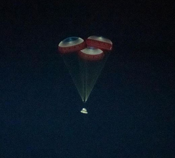 被拍攝到的空中打開三個降落傘的“星際客機”太空艙 圖自 NASA官方網(wǎng)站