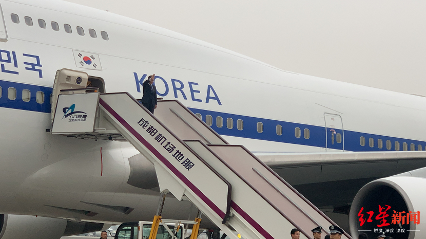  韩国总统文在寅乘坐专机抵达成都双流国际机场。图据红星新闻