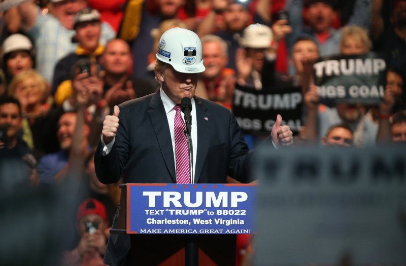  2016年大选期间，特朗普在西弗吉尼亚向矿工发表演讲 图片来源：Getty Images