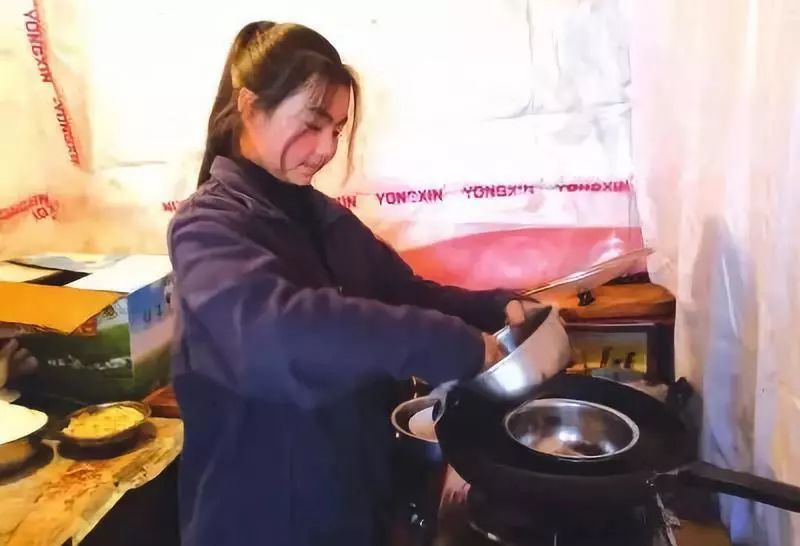 14岁姐姐给8岁弟弟开家长会 背后原因让人动容