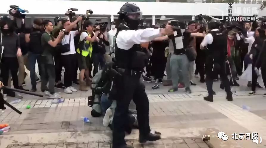 昨天港警街头“护旗” 这一幕何等凶险