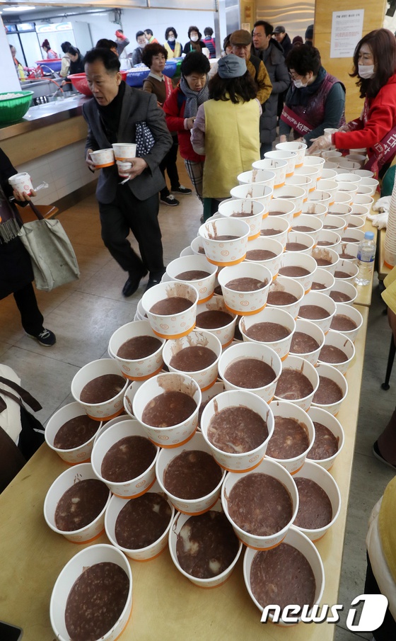 韩国人开心过冬至:大锅分红豆粥 市民排队喝(图)