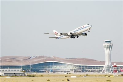 图① 9月25日,中国国际航空公司的CA9597次航班从北京大兴国际机场起飞。当日,北京大兴国际机场正式通航。新华社记者 鞠焕宗摄