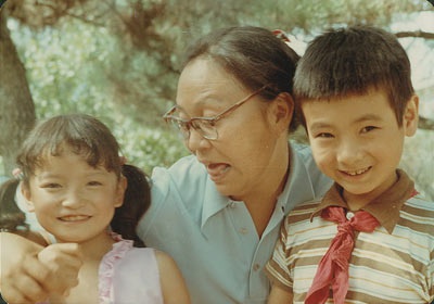  罗小玲导演在执导《小龙与小丽》。