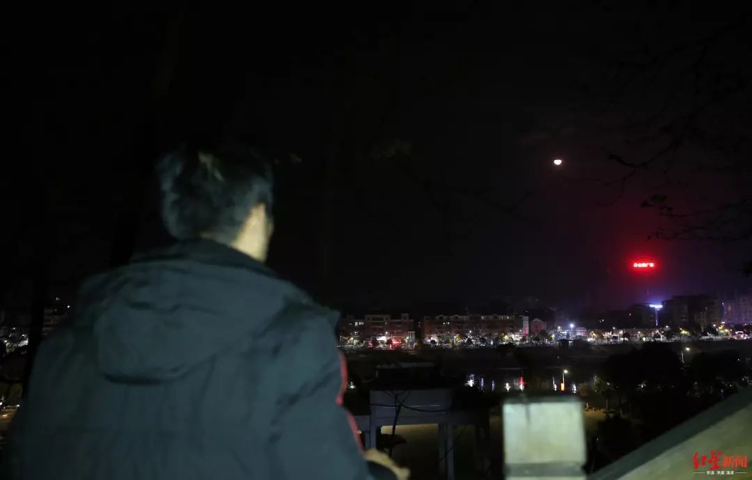 ▲ 2019年12月17日,在半山腰可以看到建阳区的夜景,章荣高停下来驻足望月。