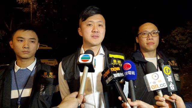  欧阳德（中）介绍案情。