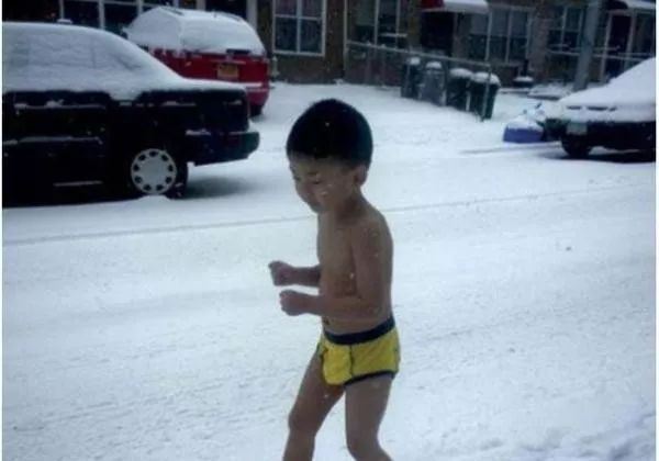  4岁的何宜德被爸爸要求在雪地里裸跑。视频截图