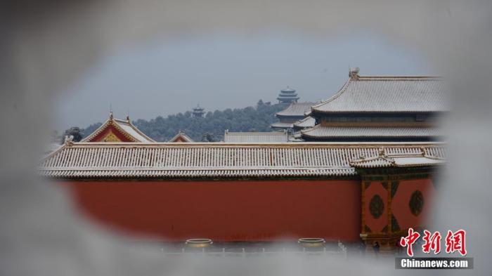资料图片:2019年11月30日,北京一场初雪后,城市银装素裹,故宫博物院迎来今年第一批赏雪游客。乔丹 摄