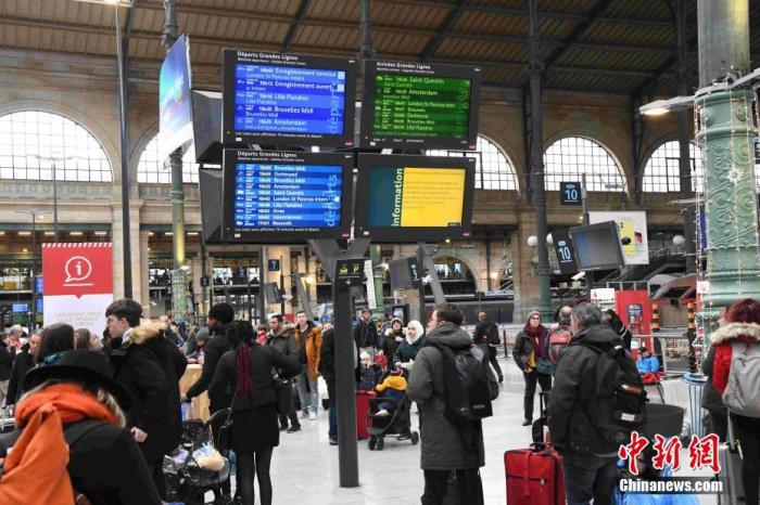 法国圣诞假期已经来临，但大罢工仍然持续。当地时间12月22日，法国国家铁路公司（SNCF）只提供很有限的客运列车服务，导致民众出行困难。 中新社记者 李洋 摄