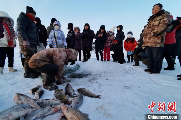 1500人徒步冰面穿越中俄最大界湖兴凯湖