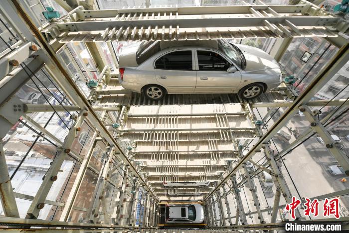 资料图。2018年5月29日，山西省太原市桥东街，一座50米高的创意立体车库占地仅56平方米，可停放50辆汽车。　韦亮 摄