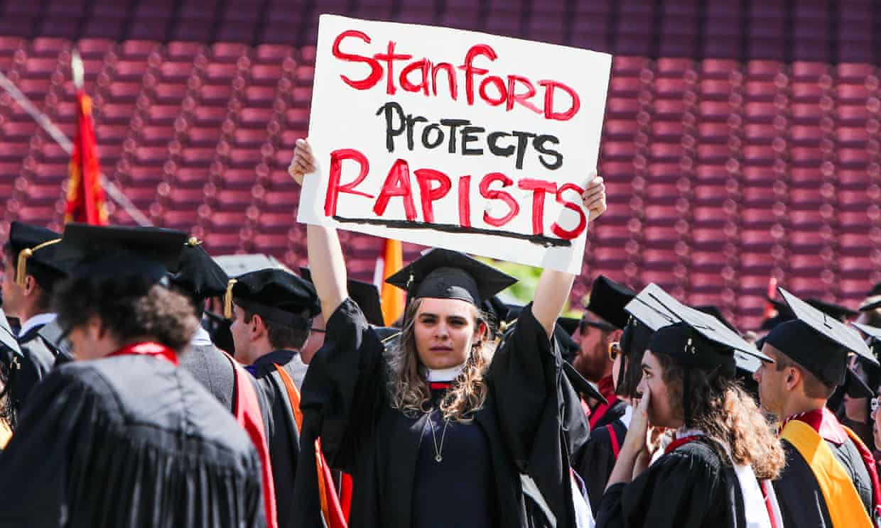  斯坦福大学学生在毕业典礼上抗议判决结果。