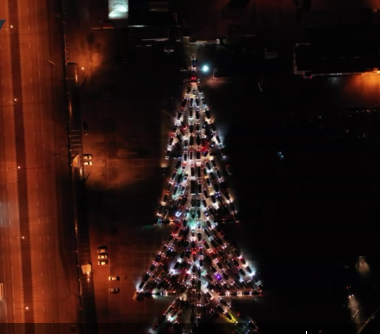 200辆汽车组成 闪耀 圣诞树（图源：今日俄罗斯）