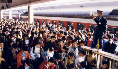 春运抢票大战迎来高峰期 除夕火车票明起开售