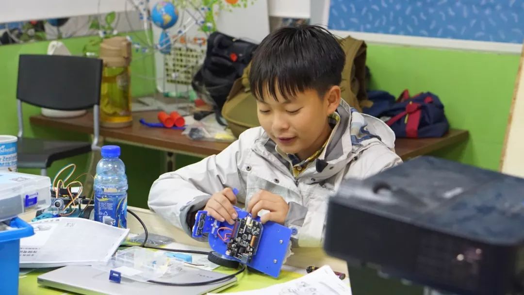  何宜德在为机器人四级考试做准备，江苏省仅有两人报考了机器人四级考试。新京报记者卫潇雨摄