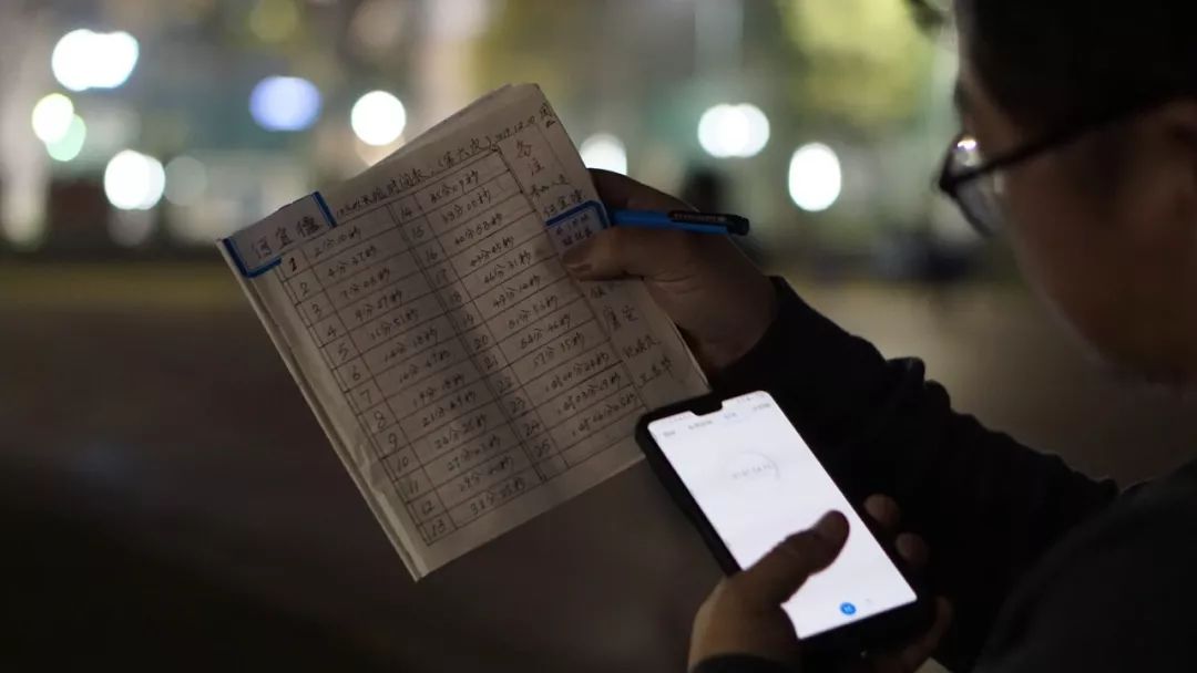 何烈胜为儿子记录跑步成绩,精确到秒,如果跑得慢了,会跟在孩子后面催促。新京报记者卫潇雨 摄