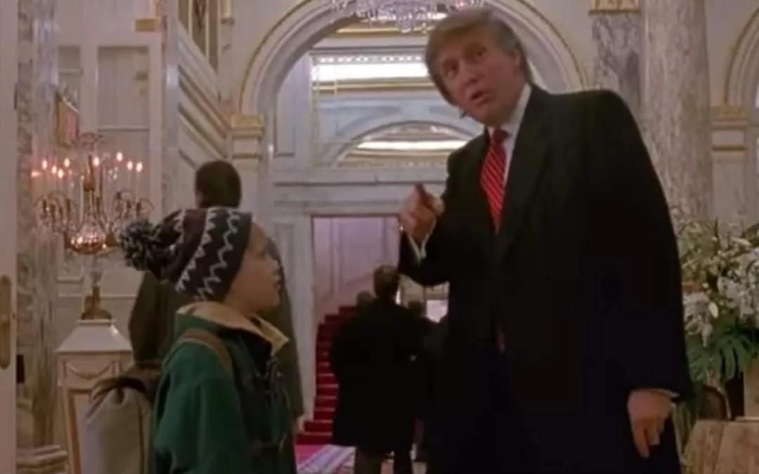 特朗普在《小鬼当家2》中客串。电影片断截图