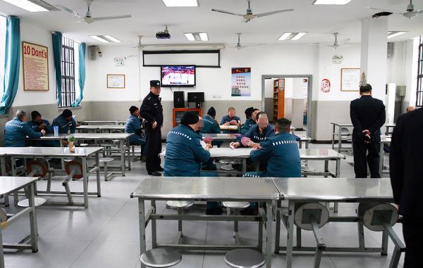 在活动室，管教民警在外籍服刑人员中间巡视。澎湃新闻记者 赵昀 图