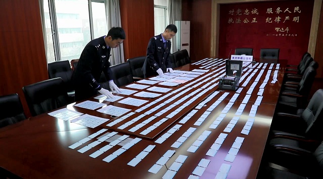 警方捣毁多处制售假票窝点 查获假火车票两千余