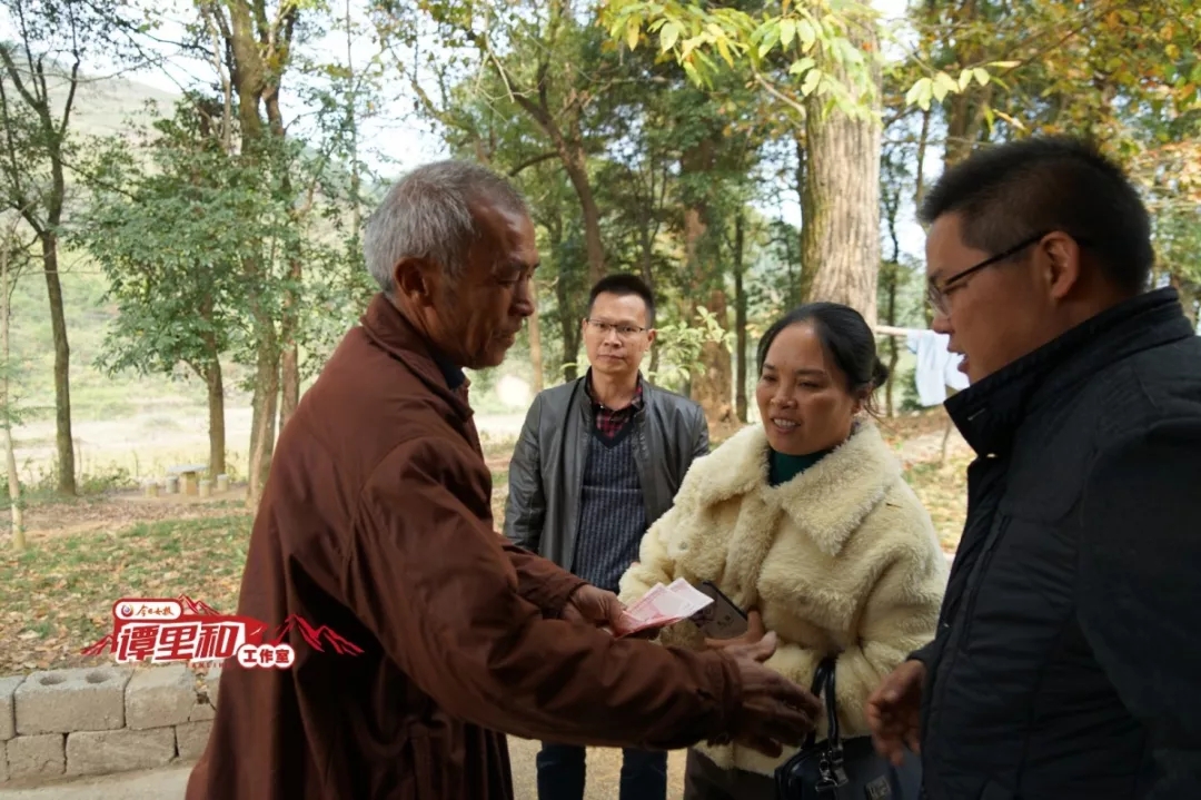  获悉柏昌开家的情况后，当地干部为其捐款。