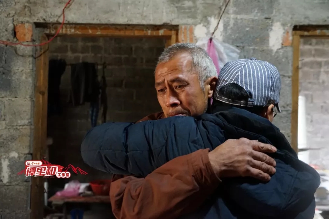  听到12岁儿子脑死亡的消息后，一直坚强的柏昌开抱着帮扶他的扶贫干部瞬间泪崩。