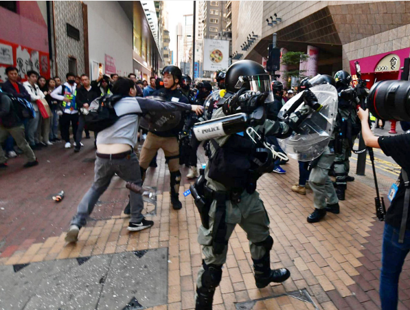 港警在朗豪坊外驱赶聚集人士。(图源:港媒)