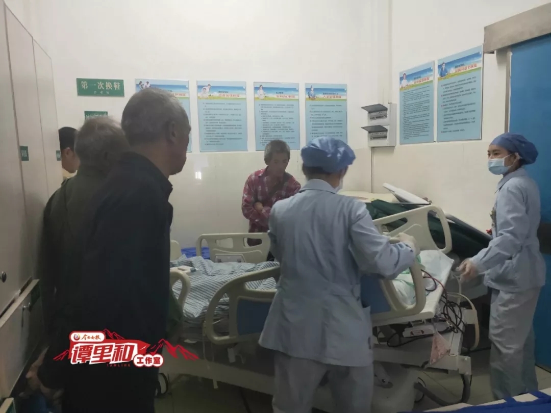  在摘取器官手术之前，柏昌开（左一）看儿子春英最后一眼。