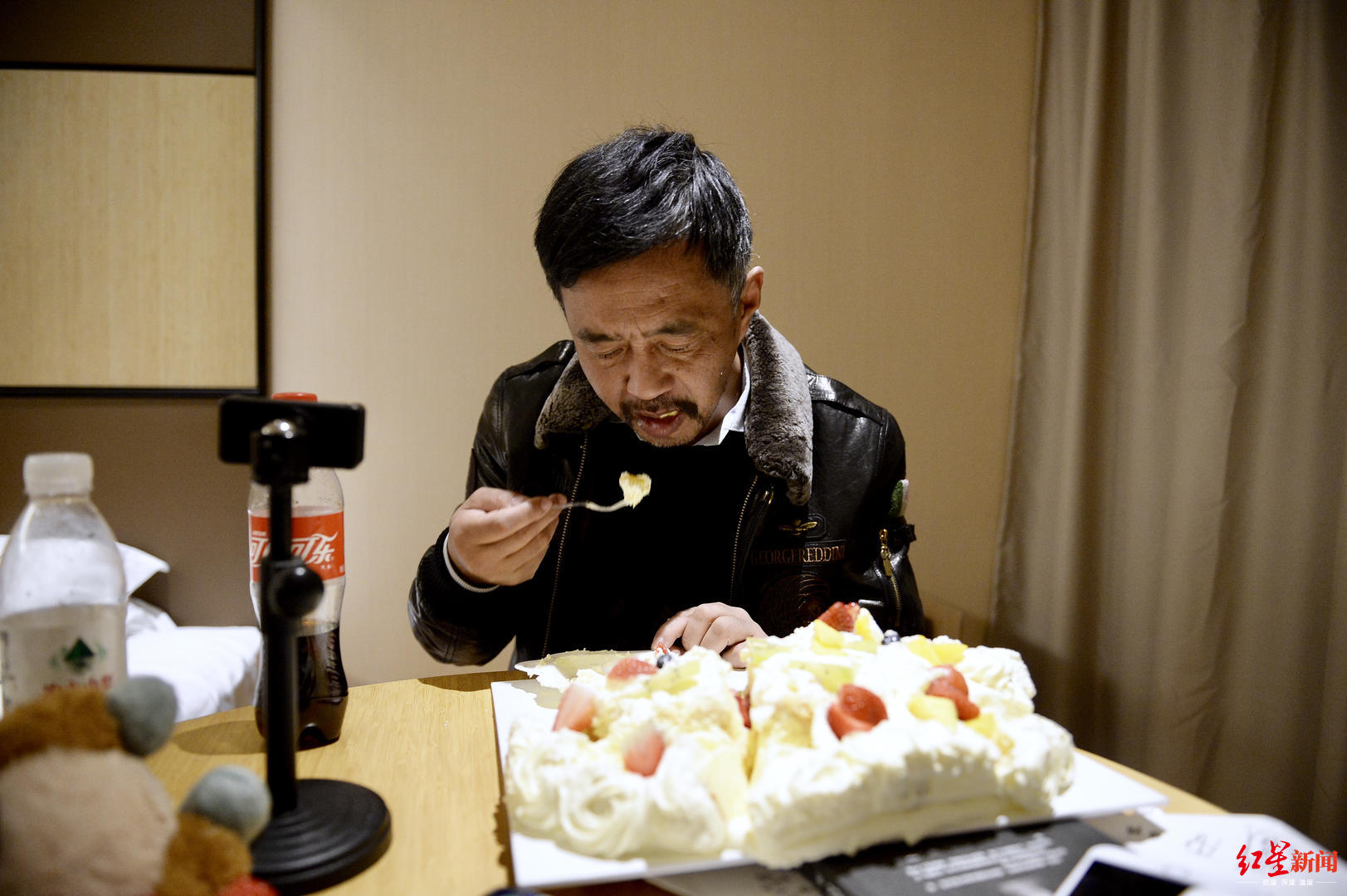  ▲ 一位粉丝为沈巍送上大大的生日蛋糕，并不喜欢吃蛋糕的他不忍浪费，直播结束后当晚饭吃了些。