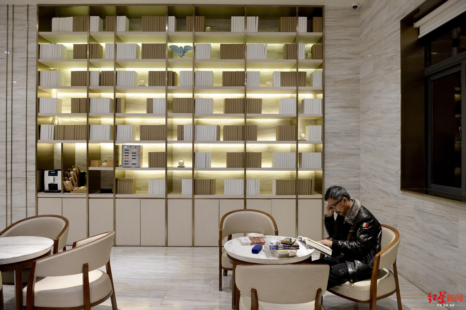 ▲ 沈巍在酒店大堂看书到半夜。