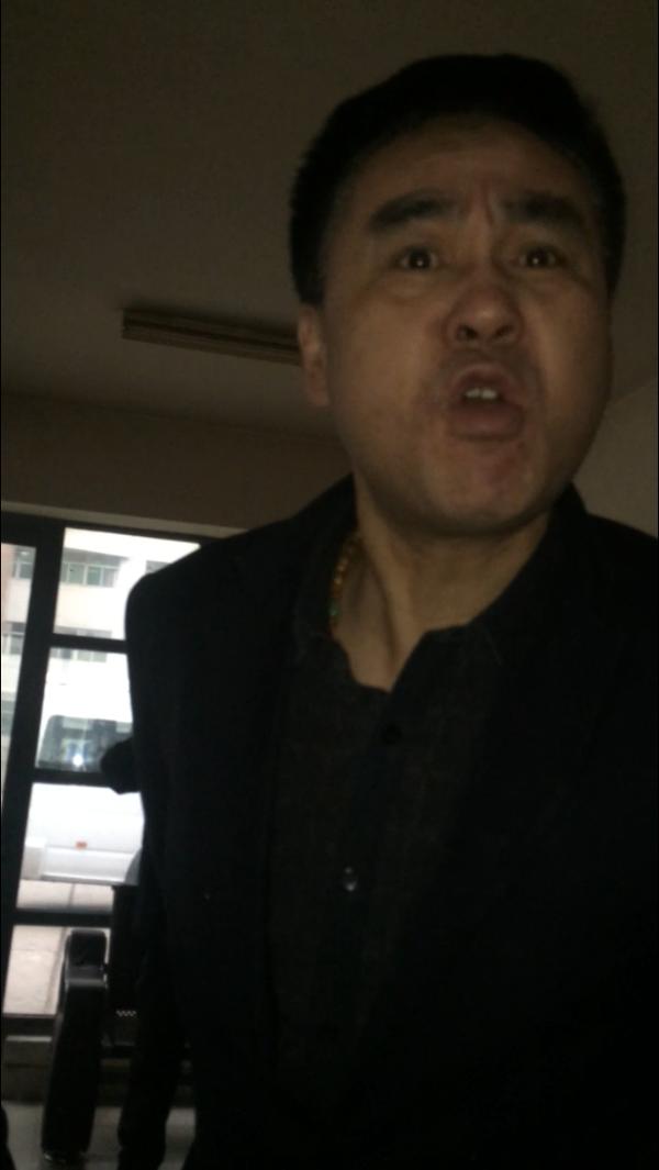 火车站广场通道公示8年未动工?记者采访遭爆粗