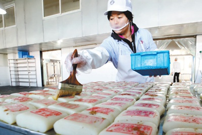 临近岁末,苏州“中华老字号”商家提前开蒸“四大名旦”传统年糕。